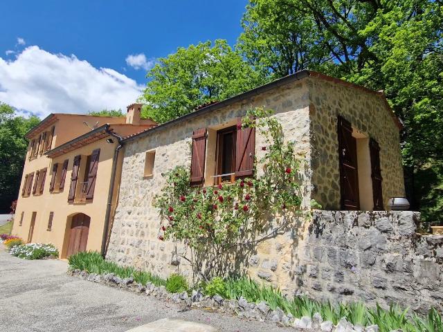 ARRIERE PAYS GRASSOIS, belle bastide sur 3ha