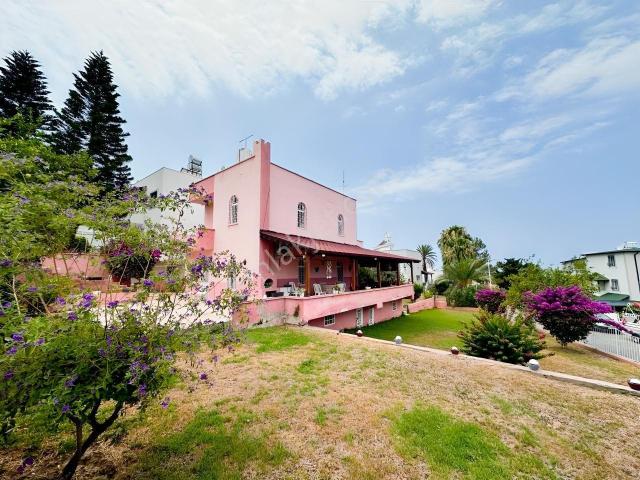 Arsuz Yalıkent Sitesi Köşe Parsel Satılık Villa