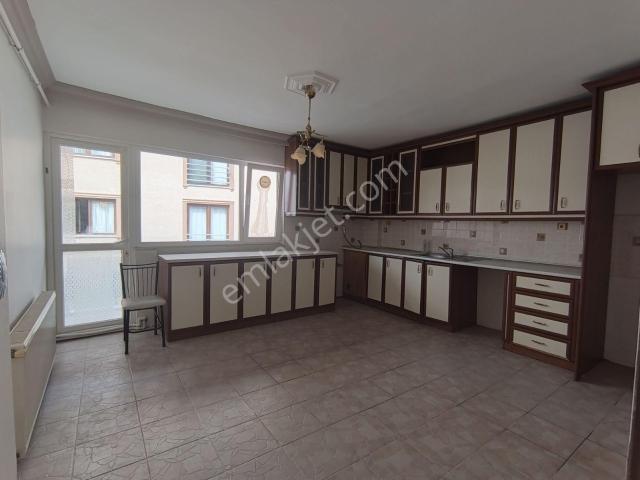 Çarsı İçi 3+1 Geniş Mutfakli Kullanişlı Daire