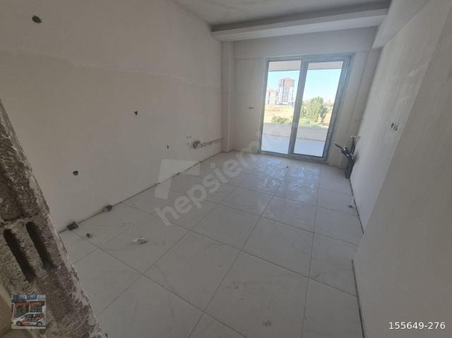 ! ARAÇ TAKASINA AÇIK ÇEVREYOLUNUN DİBİN'DE SİTE DAİRESİ