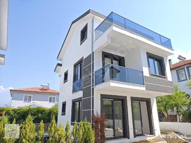 ARSLANLAR GRUP DİKKATLİ GAYRİMENKUL'DEN HAVUZLU ÖZEL TASARIM 3+1 VİLLA