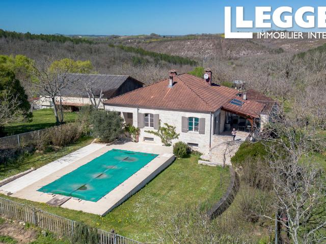 Art de vivre à la campagne — propriété en pierre avec gîtes, piscine et équestre