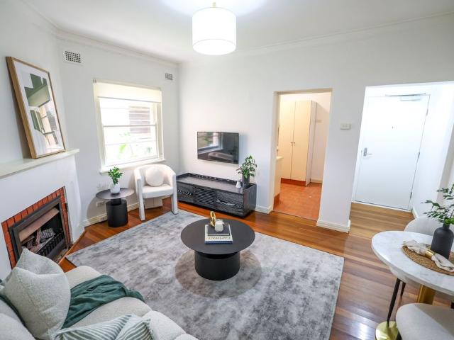 ‘ART DECO’ 2 BEDDER WITH HUGE SUNROOM/STUDY!