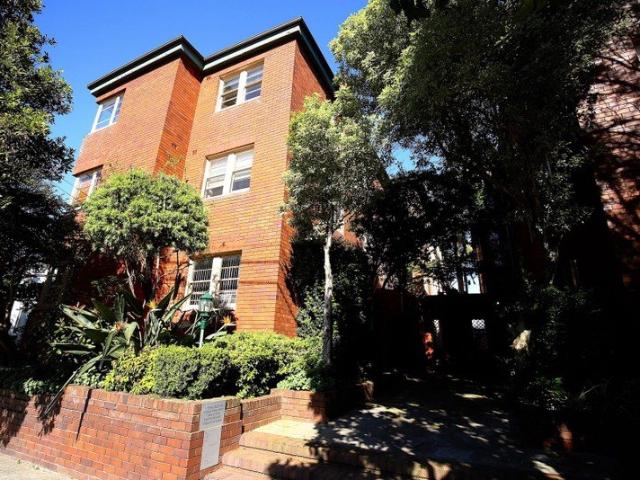 'ART DECO' 2 BEDDER WITH HUGE SUNROOM/STUDY!