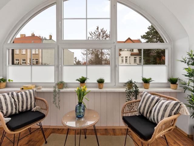 Art Deco 2 Bedroom Apartment with Conservatory in Historic Villa Berlin Weißensee