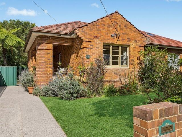 Art Deco Torrens title semi amid sprawling gardens