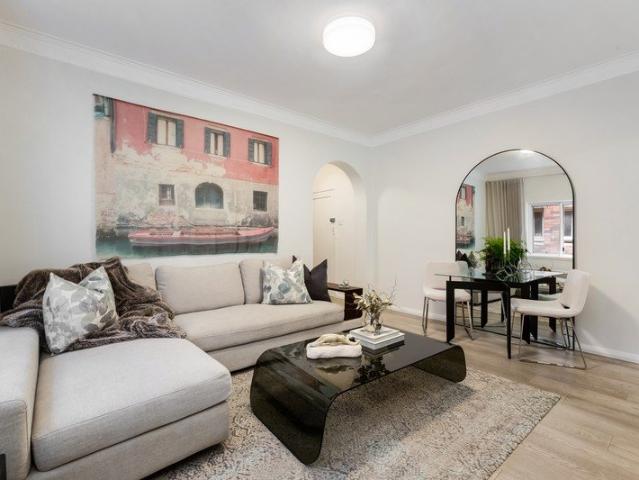 Art Deco Two Bedroom Apartment with Expansive Exclusive Use Garden & Outdoor Living