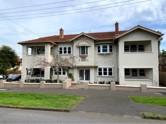 Art deco apartment in heart of Elwood