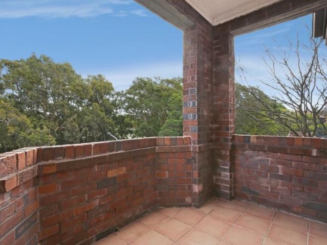 Art Deco Apartment Positioned In Great Location!