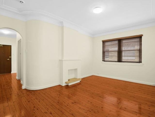 Art Deco Apartment Positioned In Great Location!