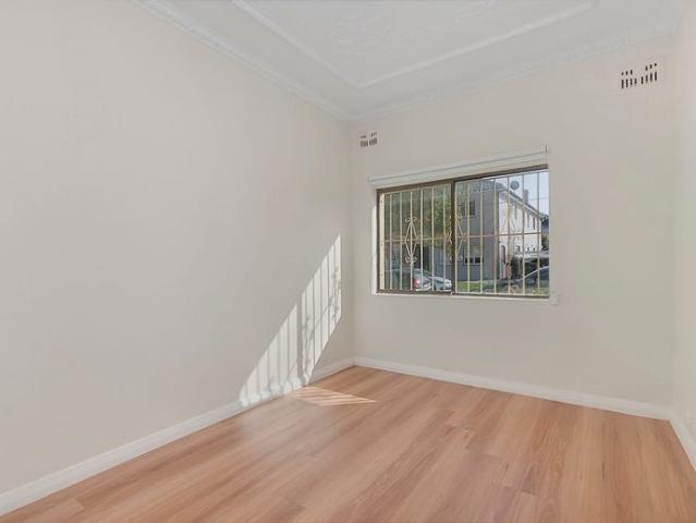Art Deco Apartment with Sunroom Moments from Bondi Beach