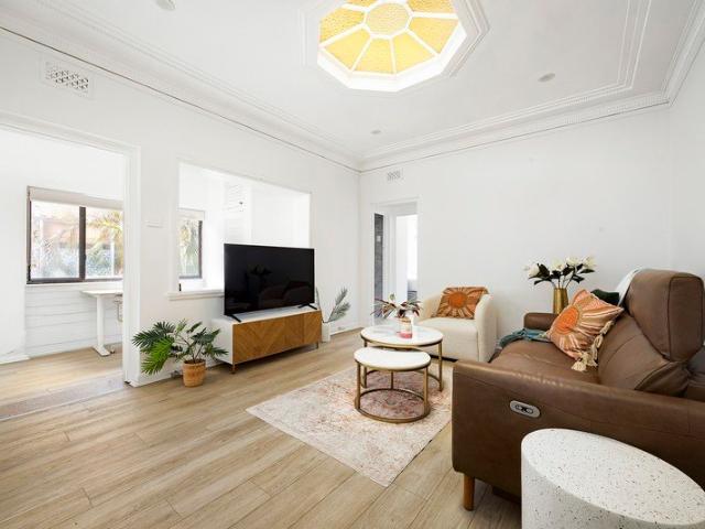 Art Deco Charm In A Parkside Setting, Renovated Top Floor Apartment With An Oversized Layout