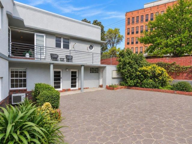 Art Deco city fringe living