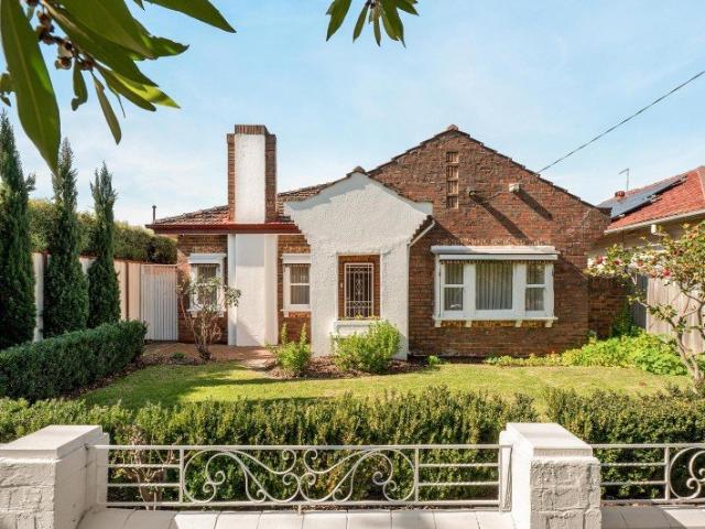 Art deco delight in prime Coburg location