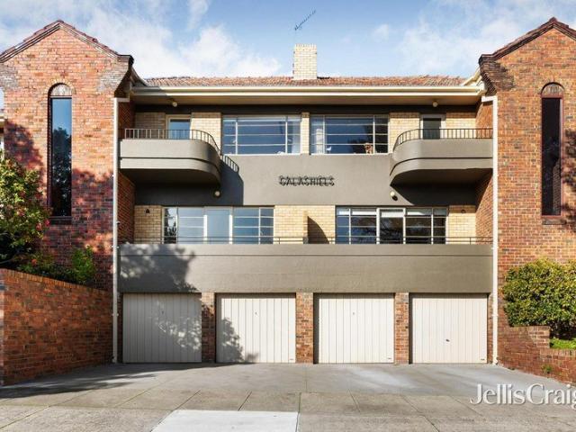 Art Deco elegance, captivating CBD vistas