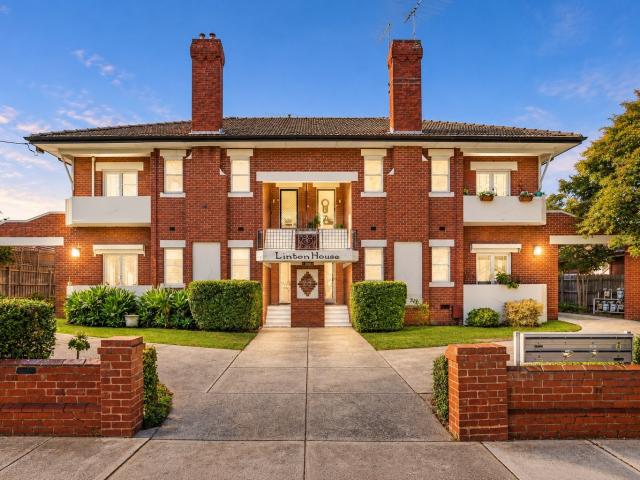 Art Deco Elegance on the Doorstep of Elsternwick Village