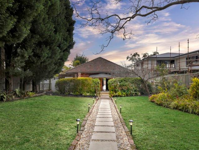 Art Deco Gem in a quiet Seaforth cul de sac