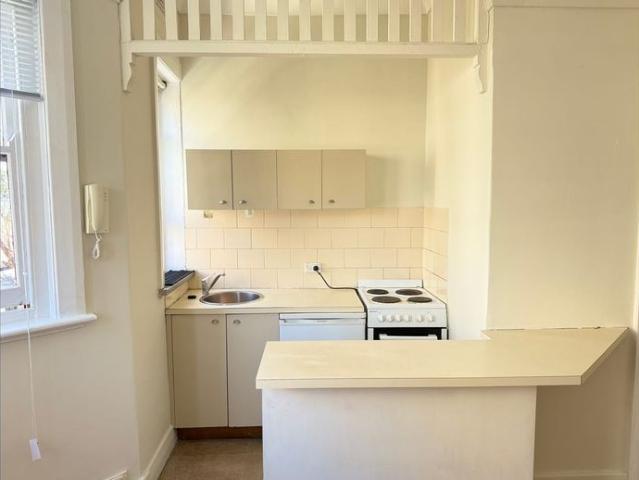 Art Deco Glamour within walking distance to the city, Harbour view From Bedroom
