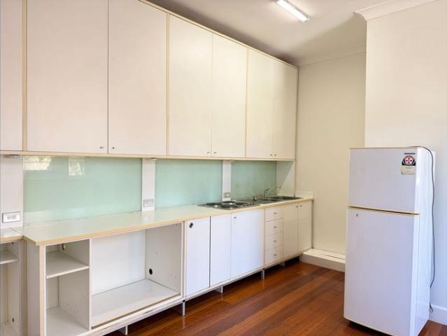 Art Deco Glamour within walking distance to the city