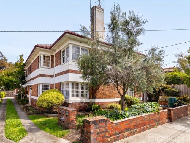 Art Deco Renovated and Ready to Enjoy