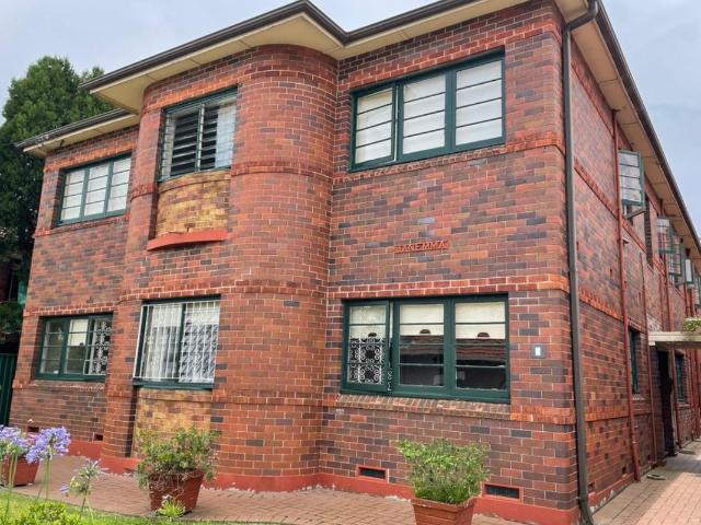Art deco! Spacious & Convenient Top Floor Two Bedroom Unit