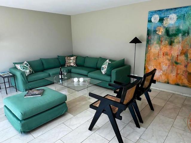 ARTFUL 3 BEDROOM PENTHOUSE SERVICED APARTMENT WITH LAKE VIEW
