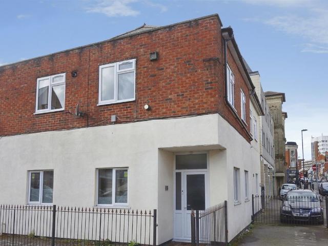 Arthur Street, Aldershot GU11, 2 bed flat to rent, £1,300 pcm | PrimeLocation