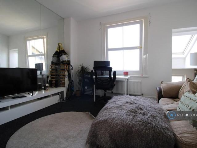 Arthur Road, London, SW19 2 bed flat to rent £2,050 pcm £473 pw