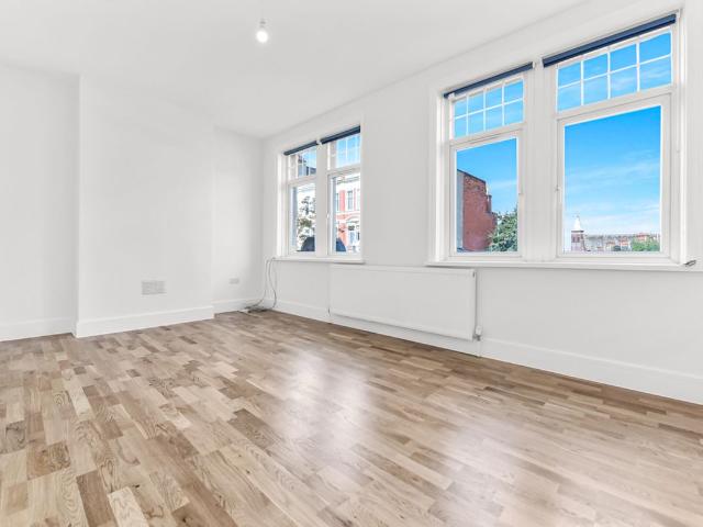 Arthur Road, London SW19, 3 bed flat to rent, £3,000 pcm | PrimeLocation