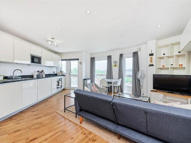 Arthur Road, SW19 1 bed flat to rent £2,000 pcm £462 pw