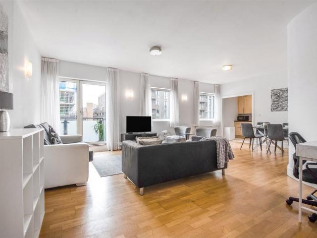Artichoke Hill, London, E1W 3 bed flat to rent £3,800 pcm £877 pw