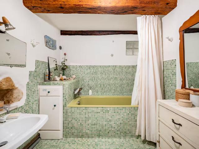 Artist loft close to the Panier, Old Port of Marseille and all means of transportation metro, train, bus, tramway, Marseille Amsterdam Apartments for Rent