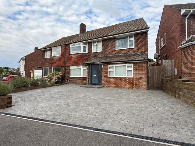Arundel Drive Fareham FLEXIBLE WITH. 5 bed semi detached house to rent £2,100 pcm £485 pw