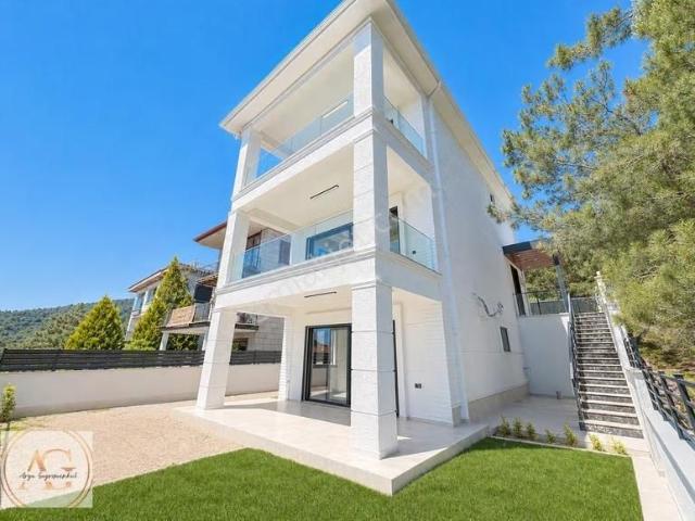 Arya'dan Dağ Ve Deniz Manzaralı Lüks Müstakil Villa