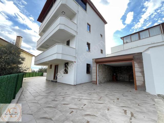 Arya'dan Kazdağların'da Deniz Manzarlı 3+3 Müştemilatlı Villa