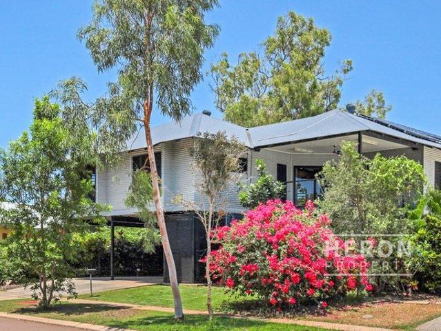 Award Winning Modern Tropical Elevated