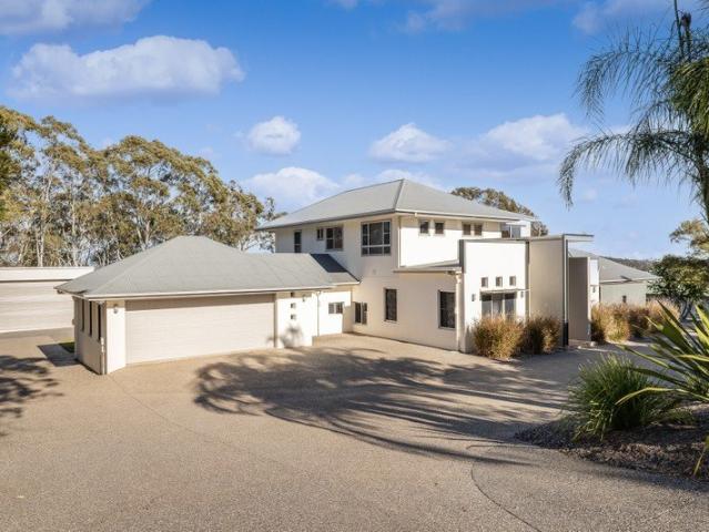 Award Winning Family Living on 4,178m2  with Panoramic Views & New Shed