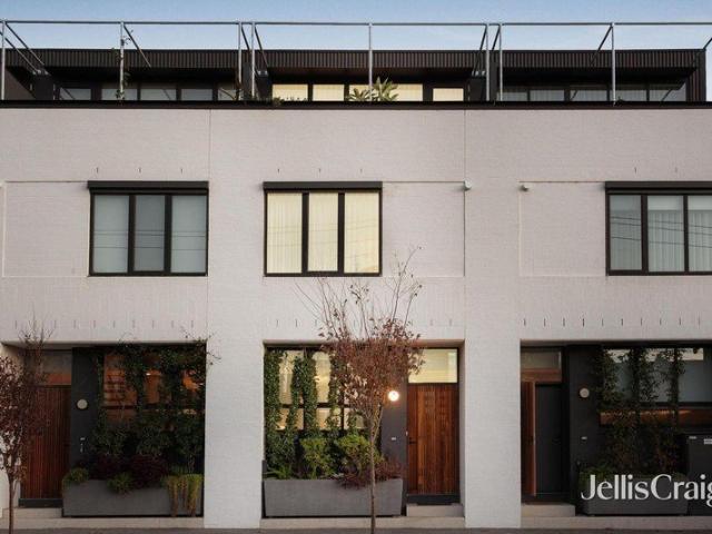Award winning, indoor outdoor city edge living