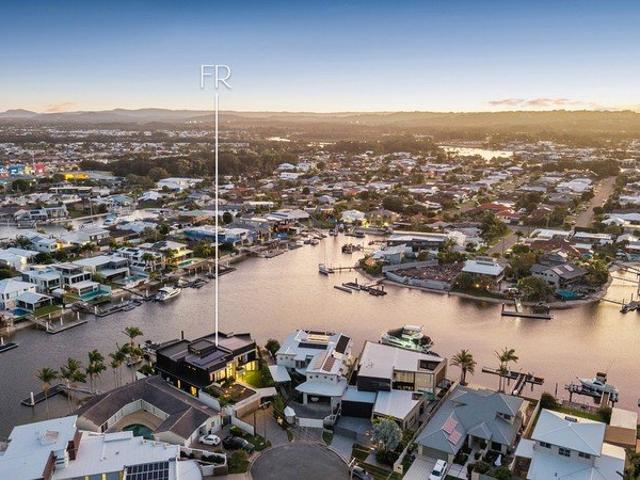 AWARD WINNING WATERFRONT LUXURY 857SQM BLOCK WITH A 33M FAN FRONTAGE