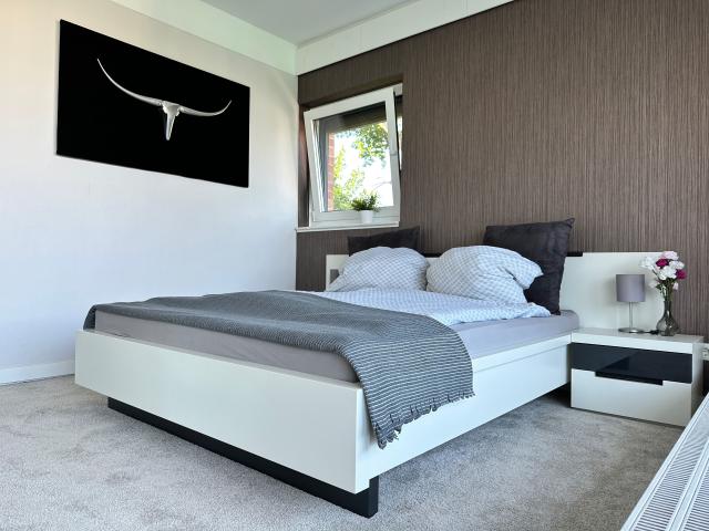 Awesome, modern loft with jacuzzi, kitchen & AC in Hannover Langenhagen