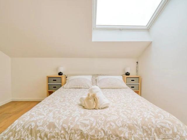 Awesome, bright flat conveniently located Fontainebleau