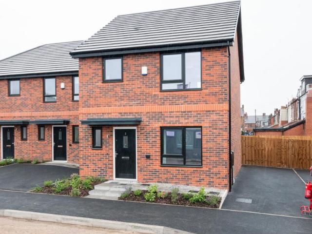 at Albion Place, 20 Sampson Close. 3 bed house to rent £1,650 pcm £381 pw