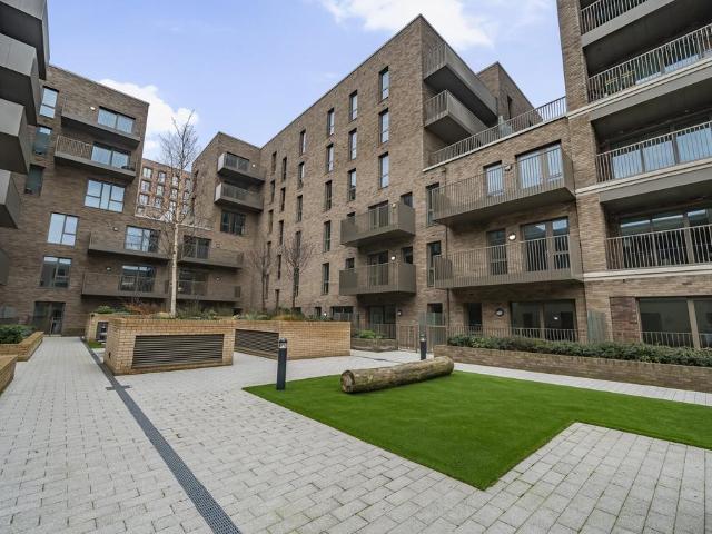 at Anchor’s Point, 11 Softwood House. 3 bed apartment to rent £2,725 pcm £629 pw