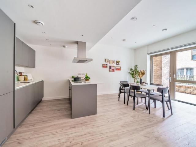 at Anchor’s Point, 14 Gallions Road. 3 bed apartment to rent £2,775 pcm £640 pw