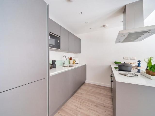 at Anchor’s Point, 16 Refinery House. 3 bed apartment £2,945 pcm £680 pw