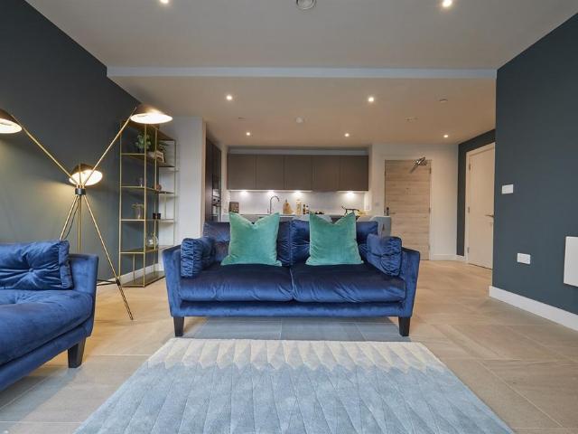 at Angel Gardens, 1 Rochdale Road M4 3 bed apartment to rent £2,550 pcm £588 pw