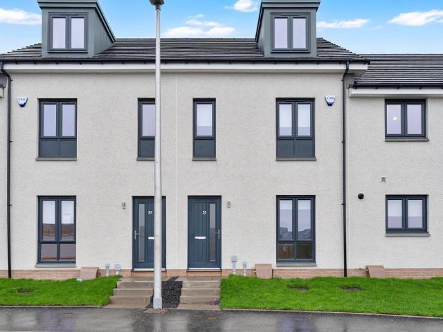at Bridgewater Village, 35 Caledonia. 3 bed house to rent £1,650 pcm £381 pw