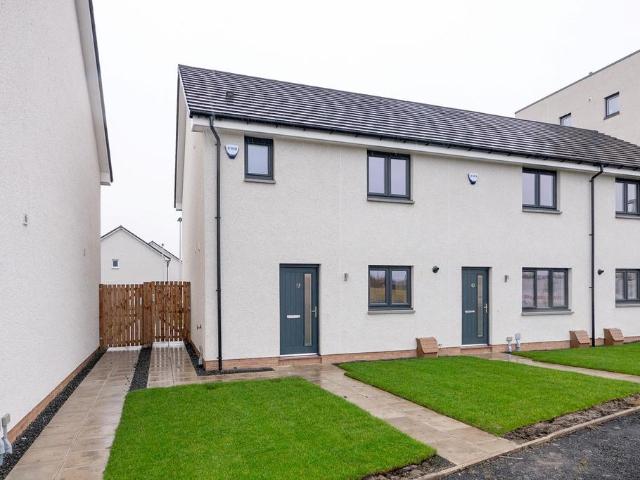 at Bridgewater Village, 61 Watanabe. 3 bed house to rent £1,650 pcm £381 pw