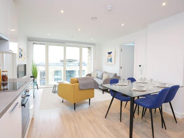 at Clippers Quay, Apartment 811. 2 bed apartment to rent £1,470 pcm £339 pw