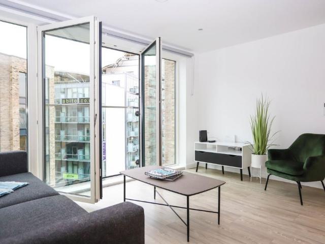 at Clippers Quay, Apartment 1010. 2 bed apartment to rent £1,480 pcm £342 pw